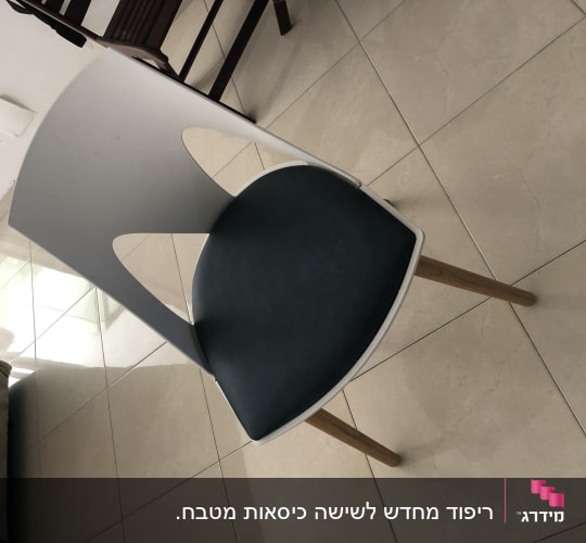 כיסא מעוצב בעל מושב מרופד כהה ורגלי עץ